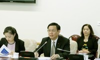 Le vice Premier-ministre Vuong Dinh Hue travaille avec des experts de l’OIT 