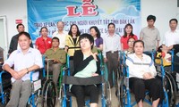 150 fauteuils roulants aux handicapés de la province de Dak Lak