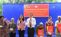 Trân Thanh Mân distribue des cadeaux du Têt à An Giang