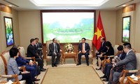 Vuong Dinh Hue rencontre des dirigeants du SMBC et du Prudential