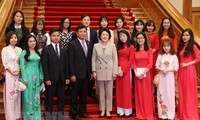 L’épouse du président sud-coréen rencontre des étudiants vietnamiens