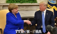 Face à Angela Merkel, Donald Trump demeure intransigeant