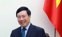 Pham Binh Minh visite l’ambassade vietnamienne en Grèce