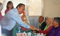 Truong Hoa Binh offre des cadeaux à des mères vietnamiennes héroïques 