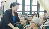 Nguyên Thi Kim Ngân rencontre des invalides de guerre à Hà Nam