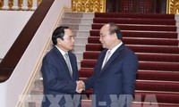 Nguyên Xuân Phuc reçoit un vice-Premier ministre laotien