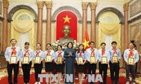 Dang Thi Ngoc Thinh rencontre des enfants sages de l’Oncle Hô de Binh Duong