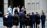 L’Amérique rend hommage à John McCain par la voix d’Obama et de Bush