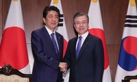 Moon Jae-in discute avec Shinzo Abe des relations bilatérales et de la RPDC