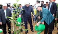 Nguyên Thi Kim Ngân à la fête de plantation d’arbres à Hoa Binh