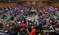 Les députés britanniques approuvent largement le report du Brexit