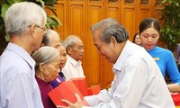 Truong Hoa Binh rencontre des personnes méritantes de la province de Thua Thiên-Huê