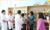 Dang Thi Ngoc Thinh distribue des cadeaux à des enfants cancéreux