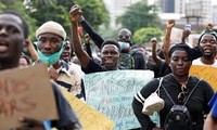 Après les manifestations réprimées dans le sang au Nigeria, la tension ne faiblit pas