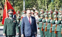 Le président Nguyên Xuân Phuc rend visite à la 5e Zone militaire