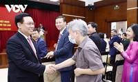 Vuong Dinh Huê rencontre des Vietnamiens résidant au Laos