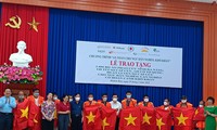 La Croix-Rouge fait don de 1.000 gilets de sauvetage aux pêcheurs de Khanh Hoà