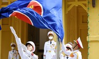 Cérémonie de levée du drapeau marquant le 55e anniversaire de la fondation de l'ASEAN