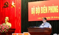 Pham Minh Chinh rencontre des gardes-frontières de Lào Cai