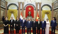 De nouveaux ambassadeurs reçus par Nguyên Xuân Phuc