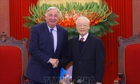 Gérard Larcher reçu par Nguyên Phu Trong 