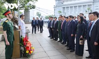 Singapour: Pham Minh Chinh rend hommage au Président Hô Chi Minh et visite le Jardin botanique