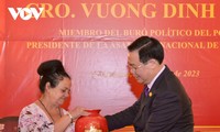 Vuong Dinh Huê rencontre des amis cubains 