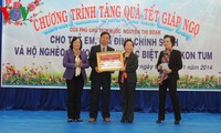 Phó chủ tịch nước Nguyễn Thị Doan tặng qùa trẻ em, gia đình chính sách và hộ nghèo tỉnh Kon Tum