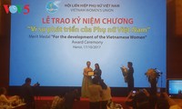 Trao kỷ niệm chương cho  Chủ tịch Hiệp hội các nhà doanh nhân và sáng tạo nữ thế giới