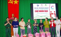 Chợ nhân đạo hỗ trợ người dân vùng biển khó khăn