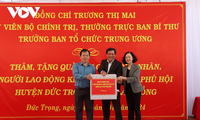 Thường trực Ban Bí thư thăm, tặng quà tết cho công nhân khu công nghiệp