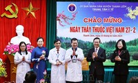 Chủ tịch nước Võ Văn Thưởng thăm, chúc mừng các y, bác sỹ tại tỉnh Hà Nam