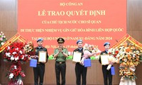 Trao Quyết định đi thực hiện nhiệm vụ gìn giữ hòa bình Liên hợp quốc đối với 3 sĩ quan Công an nhân dân