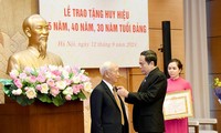 Chủ tịch Quốc hội Trần Thanh Mẫn dự Lễ trao tặng huy hiệu Đảng