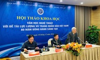 Phác họa thơ tác giả mặc áo lính và viết về người lính