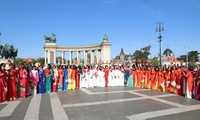 Phụ nữ Việt Nam tại Hungary diễu hành áo dài hướng về Tổ quốc nhân dịp 80 năm Quốc khánh