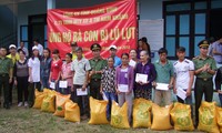 อดีตรองประธานประเทศเดินทางไปเยือนและมอบของขวัญให้แก่ผู้ประสบภัยน้ำท่วมในจังหวัดกว๋างบิ่ง