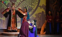 การผสมผสานการแสดงแบบดั้งเดิมต่างๆในละครเวที “Ngàn năm mây trắng”