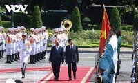 ประธานประเทศเหงวียนซวนฟุกและภริยาเป็นประธานในพิธีต้อนรับเลขาธิการใหญ่พรรค ประธานประเทศลาว ทองลุน สีสุลิด