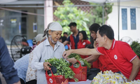 ตรุษเต๊ตแห่งความรักใคร่ จุดประกายเกียรติประวัติแห่งความช่วยเหลือจุนเจือกันของประชาชาติเวียดนาม