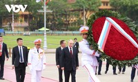 นาย วลาดีเมียร์ ปูติน ประธานาธิบดีรัสเซียเข้าเคารพศพประธานโฮจิมินห์