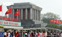 พิธีเคารพธงชาติในวันพิเศษรำลึกครบรอบ50 ปีการรวมประเทศเป็นเอกภาพ