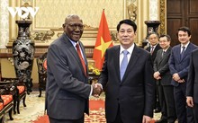 El jefe de Estado de Vietnam recibe al vicepresidente de Cuba