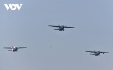 La “cavalerie volante” de l’armée de l’air vietnamienne en formation dans le ciel de Hanoï