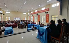 向岘港市渔民宣传打击IUU捕捞行为的法律