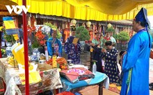 Hạ nêu, khai ấn tặng chữ đầu xuân cho du khách và người dân tại Huế