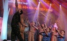 Kulturaustausch zum Jahrestag des Luftsiegs Hanoi-Dien Bien Phu