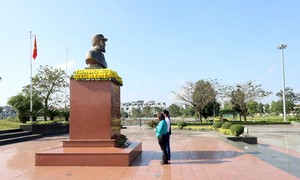 Ofrenda floral en homenaje a Fidel Castro con motivo del Día Nacional de la República de Cuba