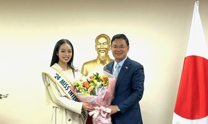 駐日ベトナム大使館 2024年ミス・インターナショナルのトゥイさんを祝福