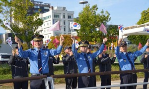 海警8004船圆满结束对韩国的友好访问